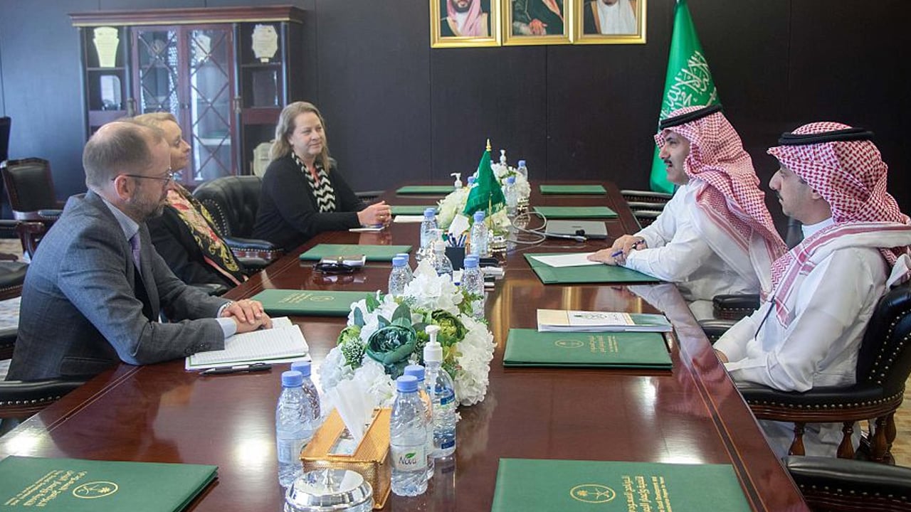 السفير آل جابر ومسؤولون أمريكيون يؤكدون دعم مجلس القيادة الرئاسي اليمني
