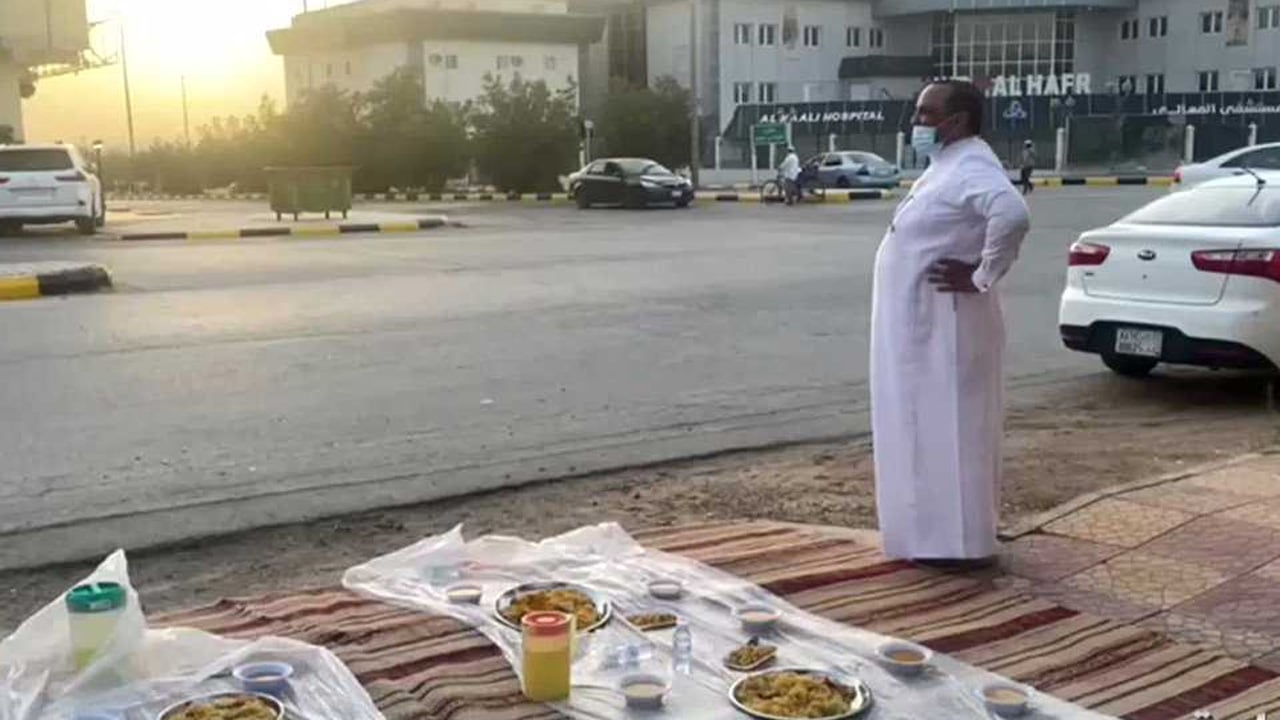بالفيديو.. مواطن يفتح منزله لإفطار الصائمين منذ 10 سنوات بحفر الباطن
