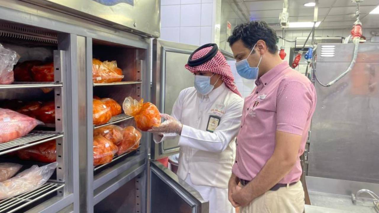 أمانة الشرقية: تنفيذ 132 جولة رقابية على محلات ومتاجر بمحافظة بقيق 