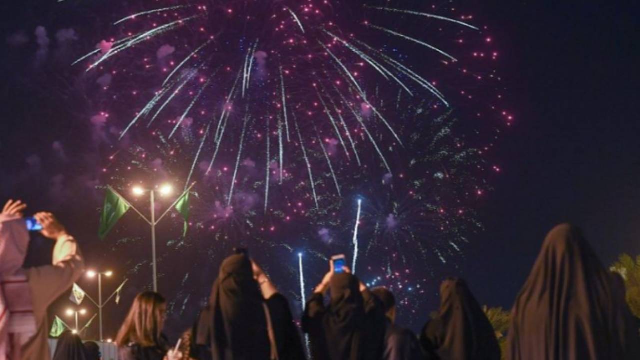 
ألعاب نارية تلون سماء المملكة بألوان البهجة والفرح في عيد الفطر