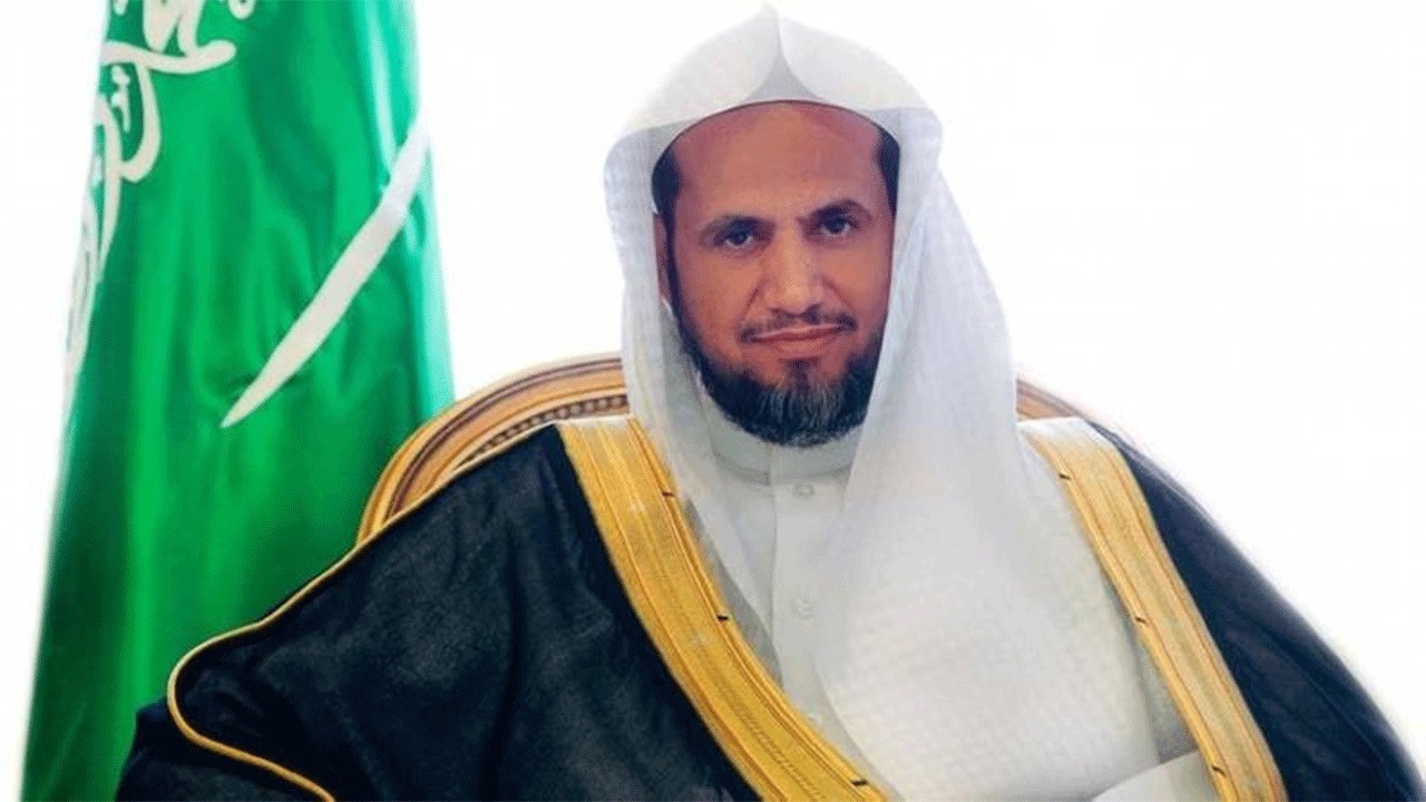 النائب العام يأمر بضبط شخص قام بالتعدي على رجل أمن بإشارات غير لائقة