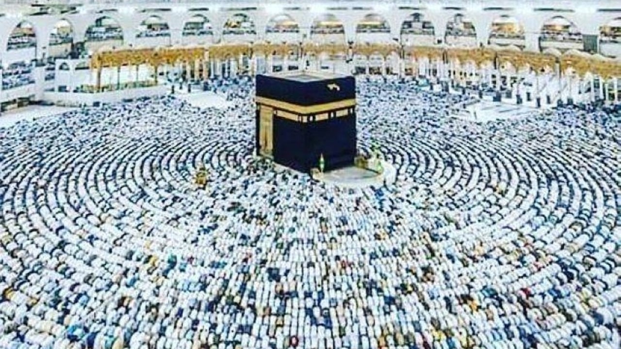 «الحج والعمرة» توضح شروط الصلاة في الحرمين لغير المحصنين
