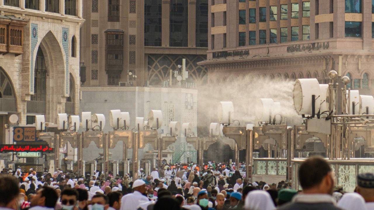 بالصور.. ٢٥٠ مروحة رذاذ لتلطيف أجواء المسجد الحرام وساحاته خدمة لضيوف الرحمن