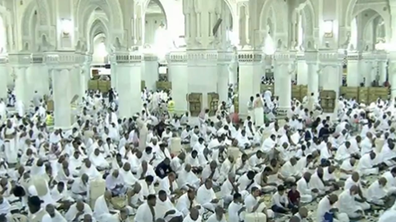 مقطع يوثق إفطار المعتمرين والمصلين بالمسجد الحرام في ثالث أيام رمضان
