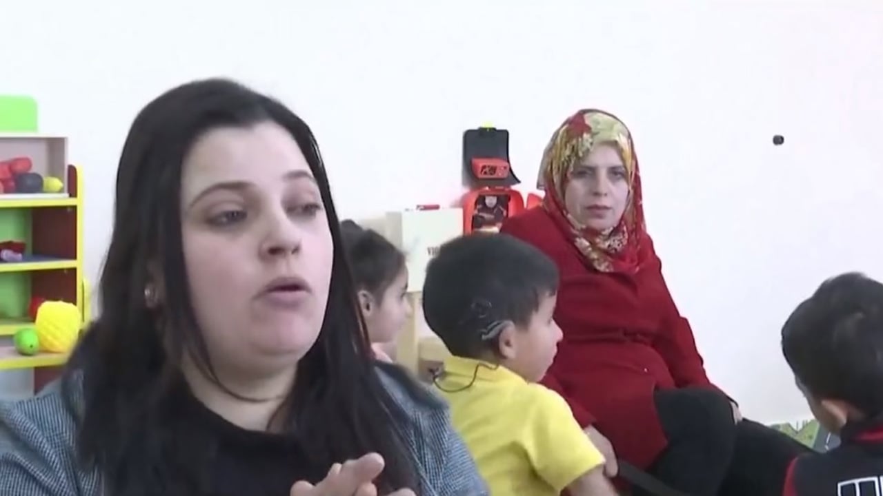 فلسطينية تعاني من إعاقة سمعية تعالج الأطفال بالموسيقى
