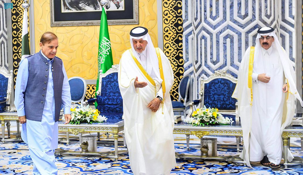 رئيس وزراء باكستان يصل إلى جدة