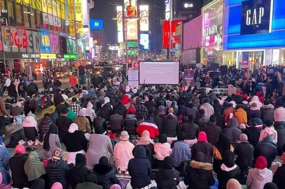 شاهد.. جموع من المصلين يؤدون صلاة التراويح في ميدان تايمز سكوير بنيويورك
