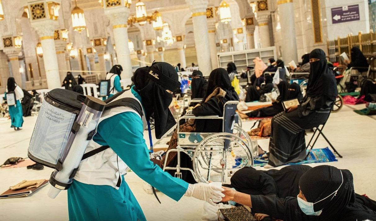 90 مصلّى للنساء داخل المسجد الحرام وساحاته في العشر الأواخر
