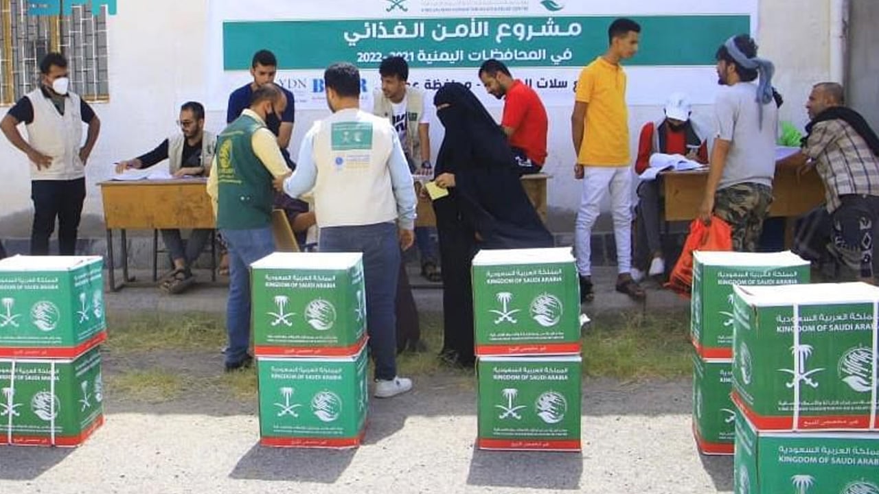 مركز الملك سلمان للإغاثة يقدم مساعدات غذائية لـ1500 أسرة بعدن
