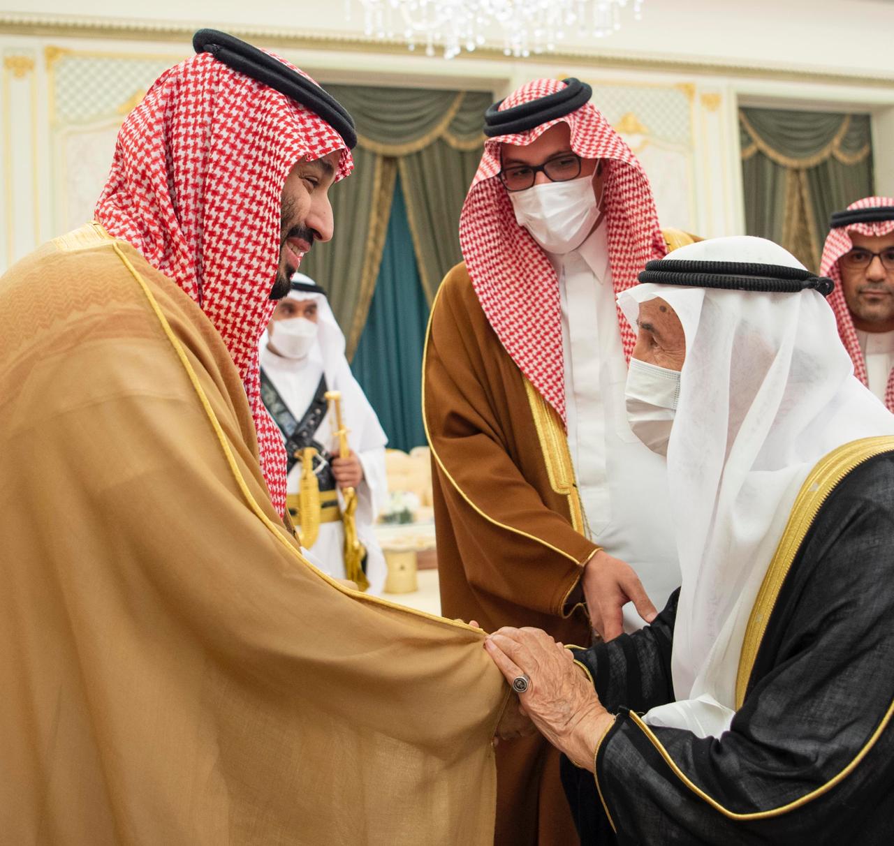 ولي العهد يستقبل علماء ومواطنين بالمدينة المنورة
