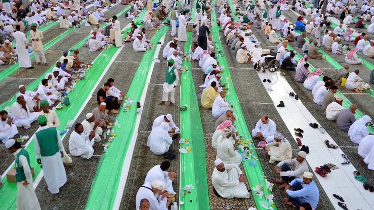 مشاهد مؤثرة لإفطار الصائمين في المسجد الحرام بعد عامين من الانقطاع 
