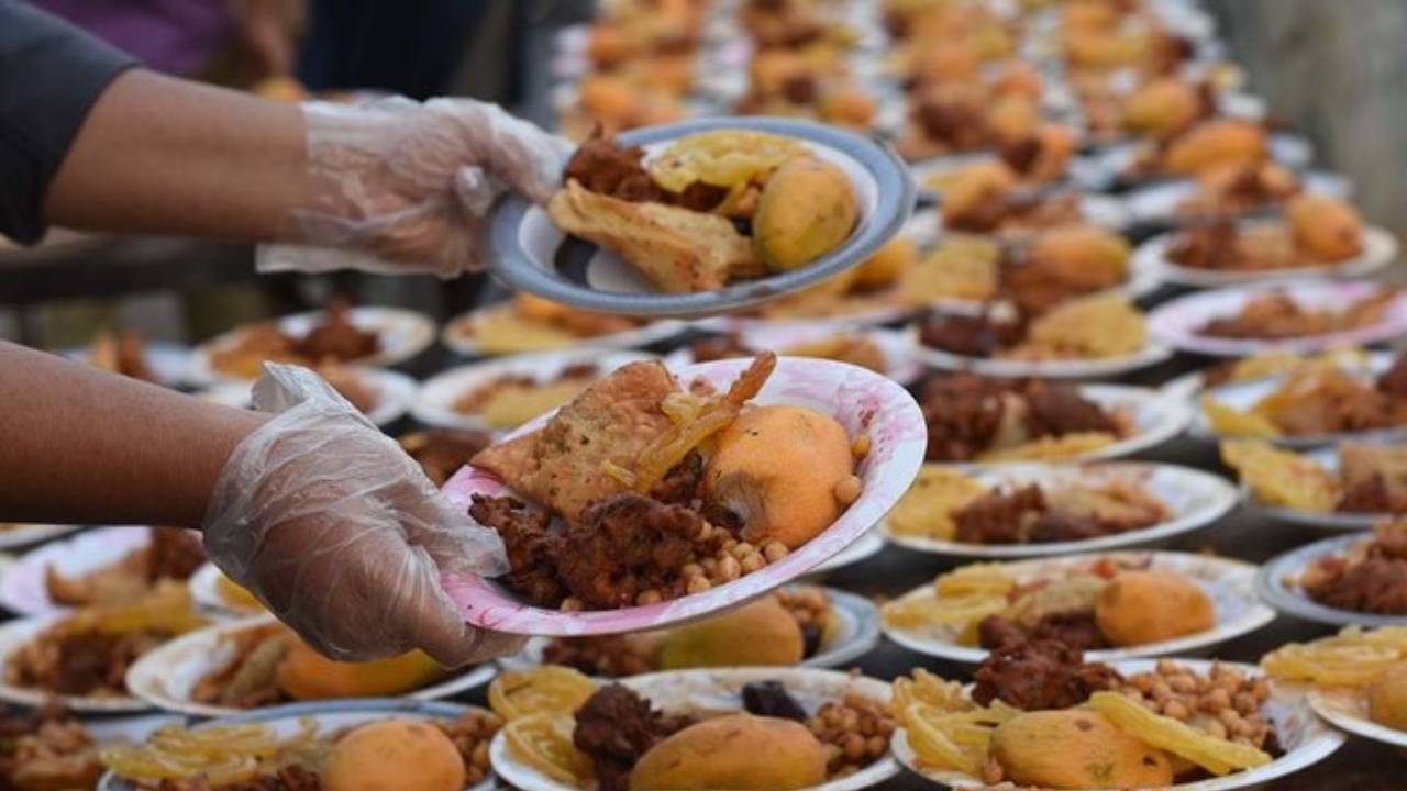 «الشؤون الإسلامية» تباشر توزيع هدية خادم الحرمين الشريفين لتفطير الصائمين في جمهورية بنين