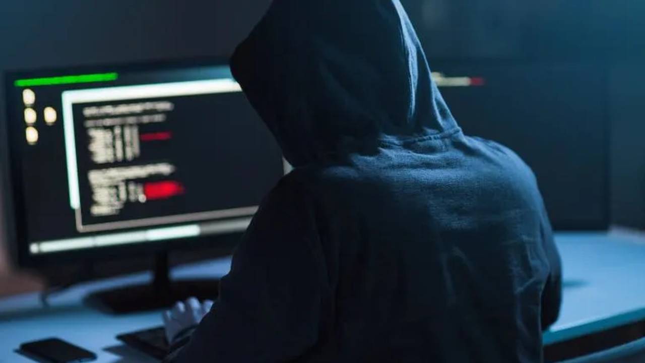 مهندس برمجيات: مخترقو البيانات يتتبعون معلومات ضحاياهم عبر مواقع التواصل 