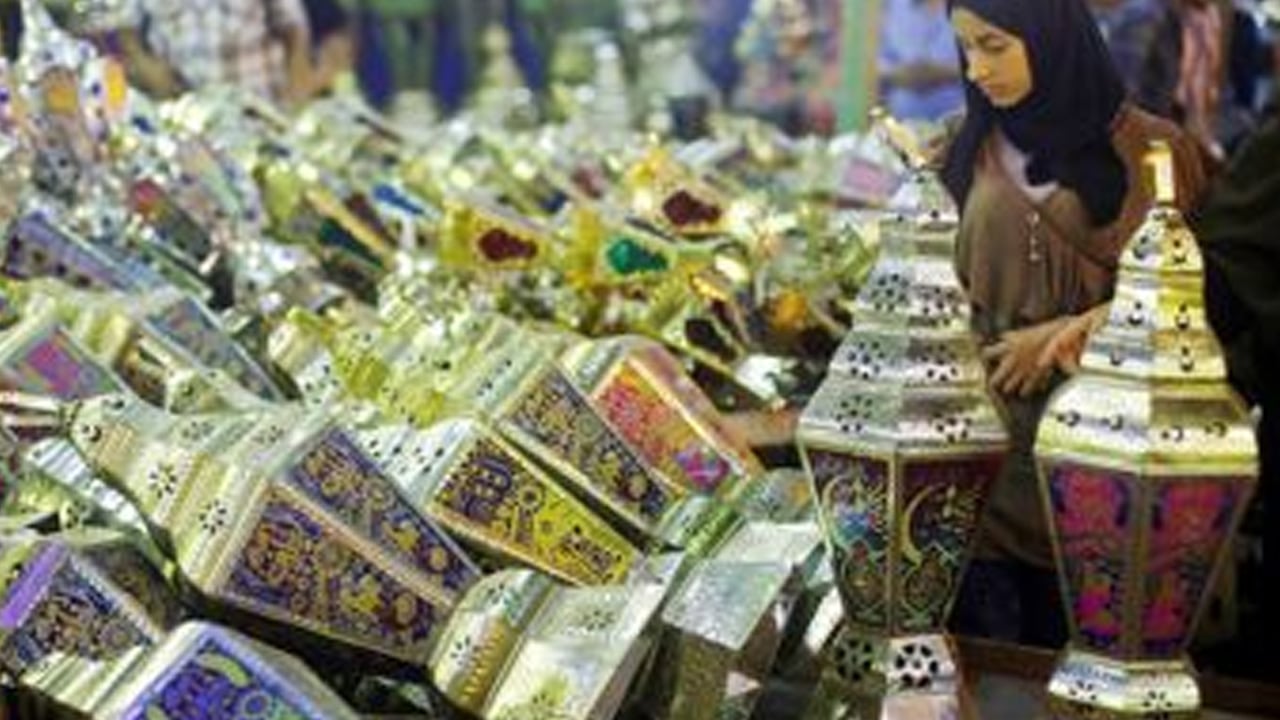 الفوانيس والبسطات الرمضانية والألعاب الشعبية تزيِّن شوارع مدينة الوجه 
