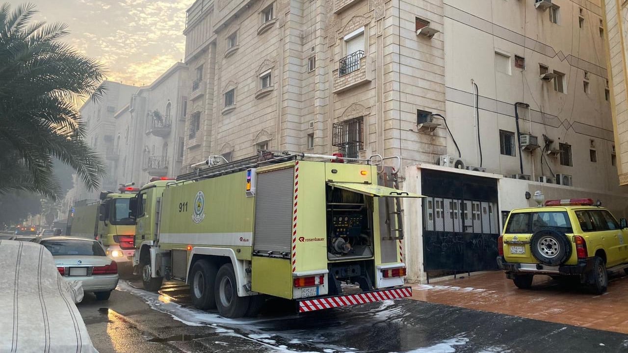 الدفاع المدني يخمد حريقا في جدة