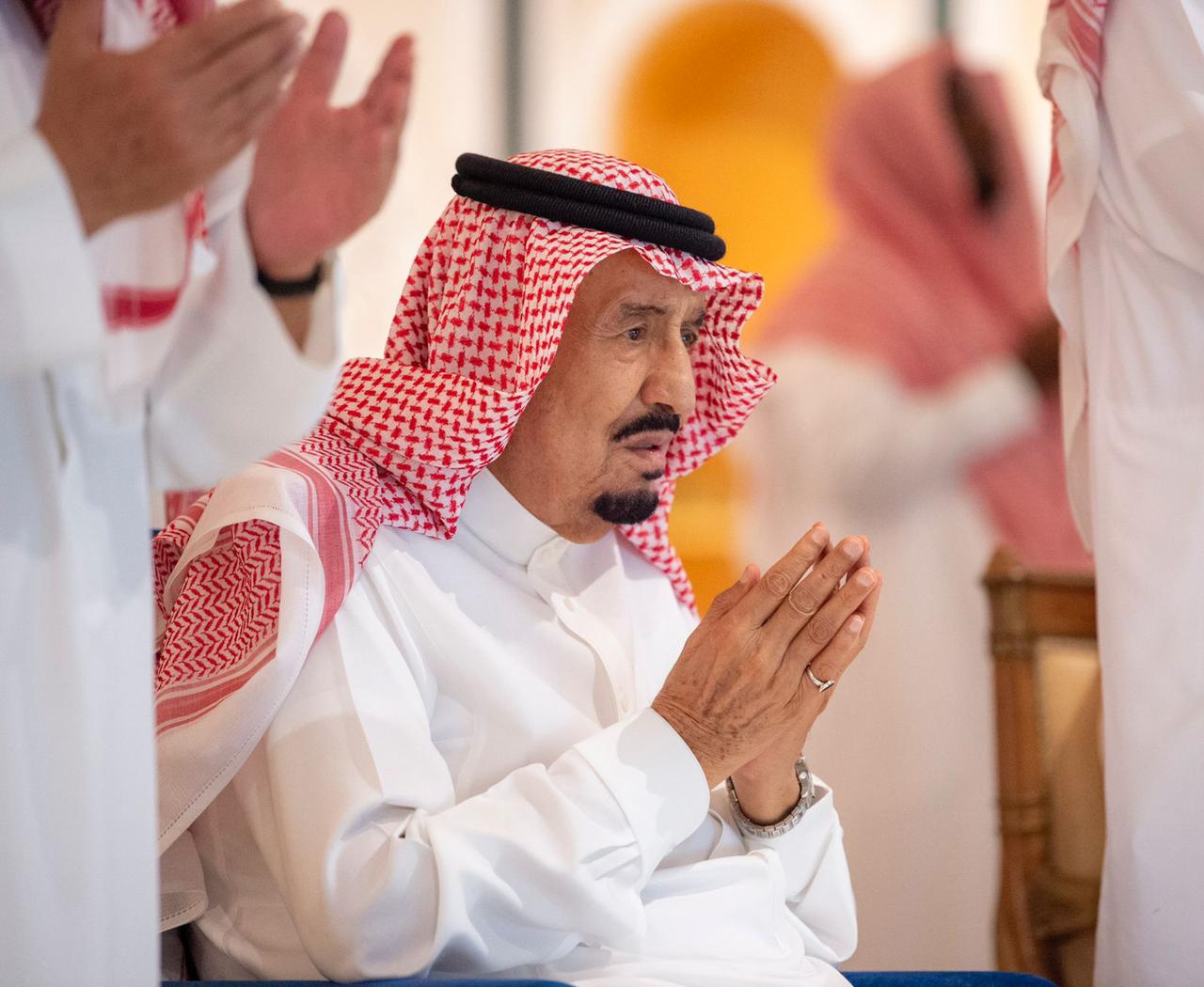 خادم الحرمين يؤدي صلاة التراويح في مكة ويشهد ختم القرآن ليلة ٢٩