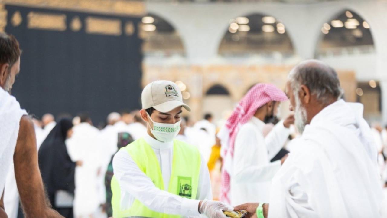إحسان وعطاء.. 5 صور توثق جهود المتطوعين في إفطار الصائمين بالمسجد الحرام 