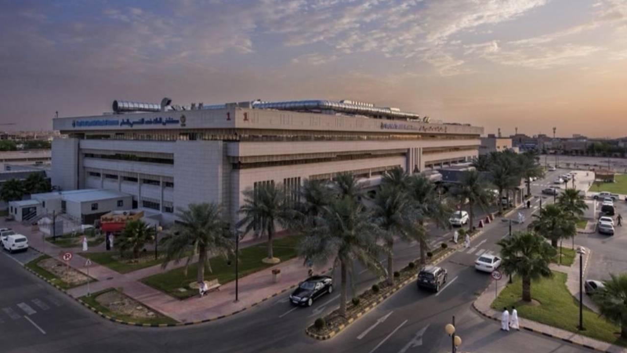 الأولى من نوعها بالشرقية.. زراعة «أقطاب» داخل دماغ أربعيني بتخصصي الدمام