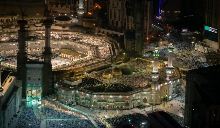 بث مباشر.. صلاتا العشاء والتراويح من المسجد الحرام ليلة 27 رمضان 

