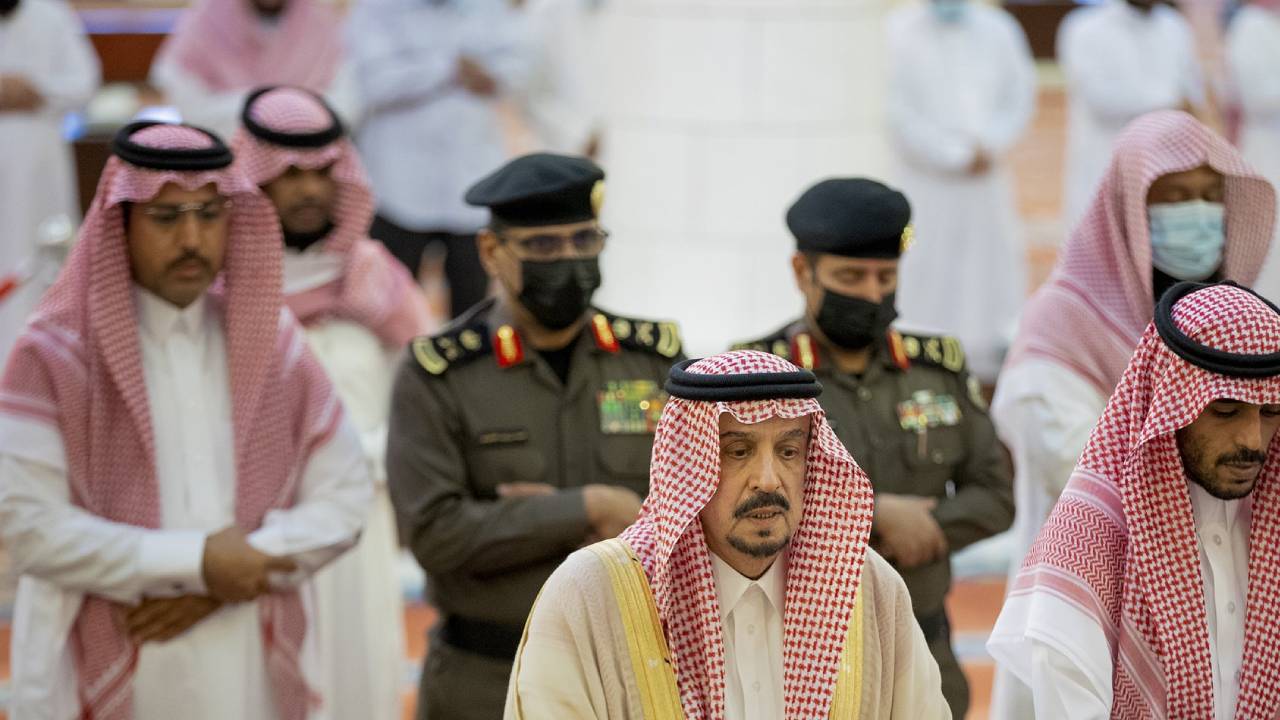أمير الرياض يؤدي صلاة الميت على الأمير عبدالرحمن بن سعد الثاني بن عبدالرحمن بن فيصل