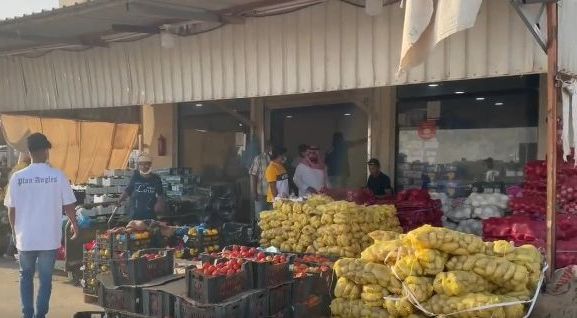إقبال على سوق الخضار بالأحساء.. والأرباح اليومية للبسطات 2000 ريال 

