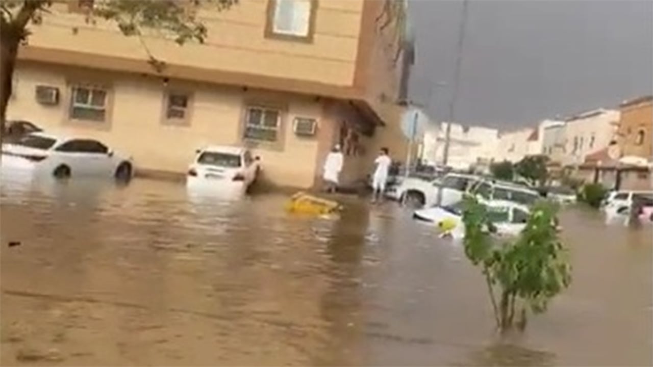 تجمعات لمياه الأمطار بـ«حي السعادة» في الرياض.. وتحرك عاجل من الأمانة
