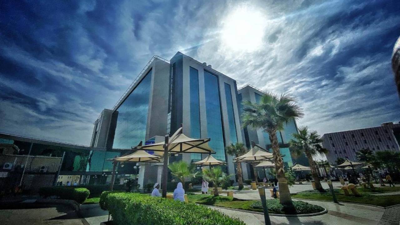 «سعود الطبية» تعالج ورمًا سرطانيًّا لسبعيني بالكي الحراري