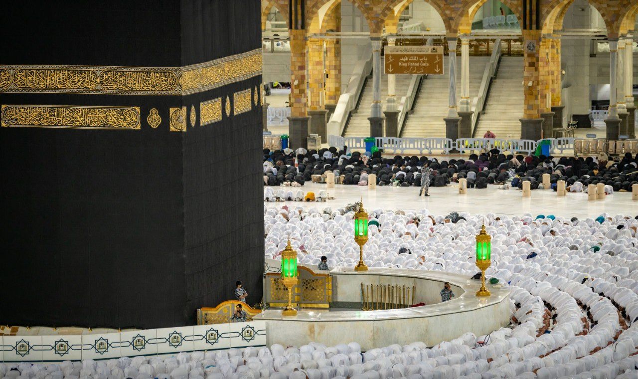 بالفيديو.. آلاف المعتمرين يؤدون مناسكهم بصحن الطواف  
