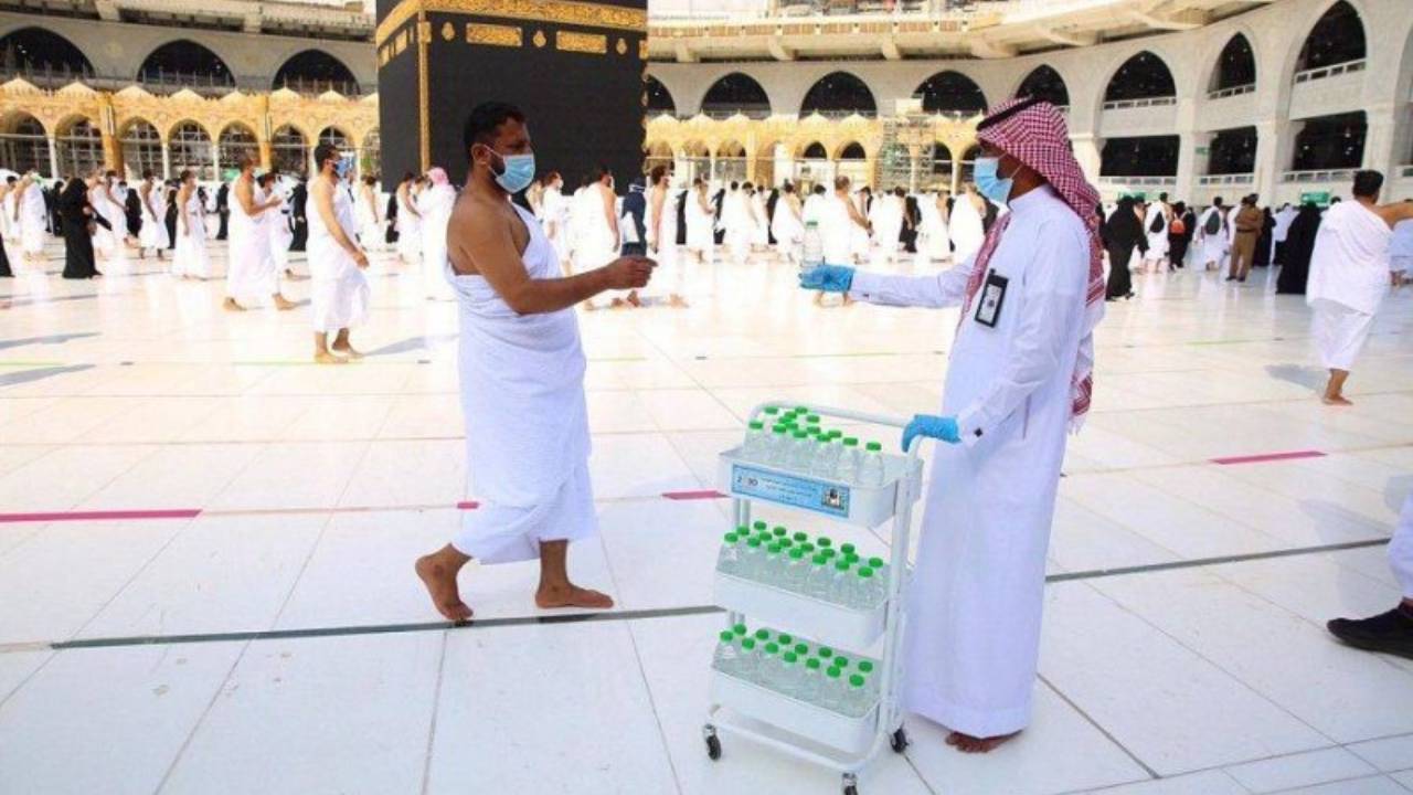 من البئر إلى ري ظمأ المعتمرين والمصلين.. هذه تفاصيل رحلة ماء زمزم