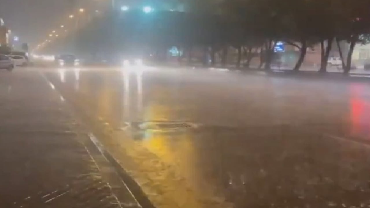 بالفيديو.. أمطار متوسطة وغزيرة على الرياض 
