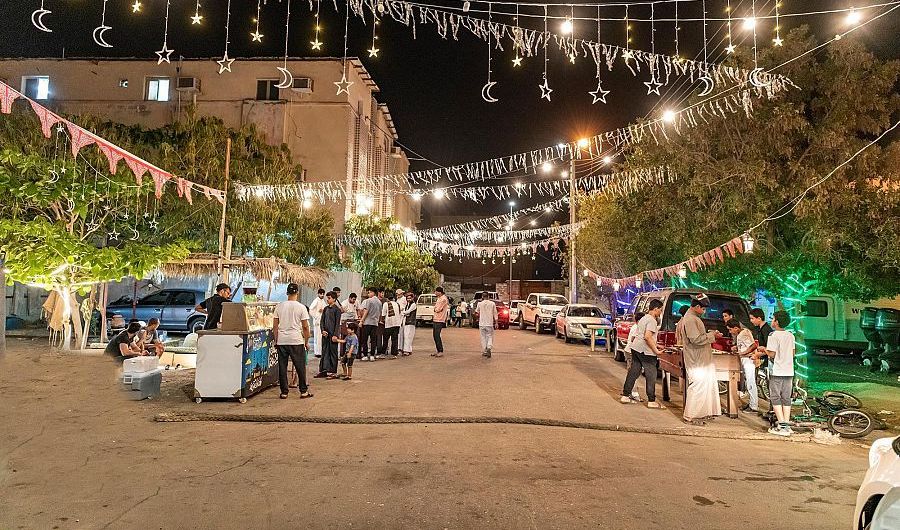 الفوانيس والبسطات الرمضانية تزين أحياء الوجه.. والألعاب الترفيهية تلفت الأنظار

