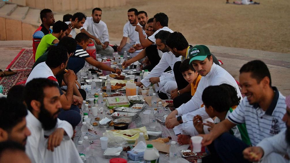 الزيارات العائلية وموائد الإفطار.. تقاليد رمضانية قديمة للأهالي بجدة

