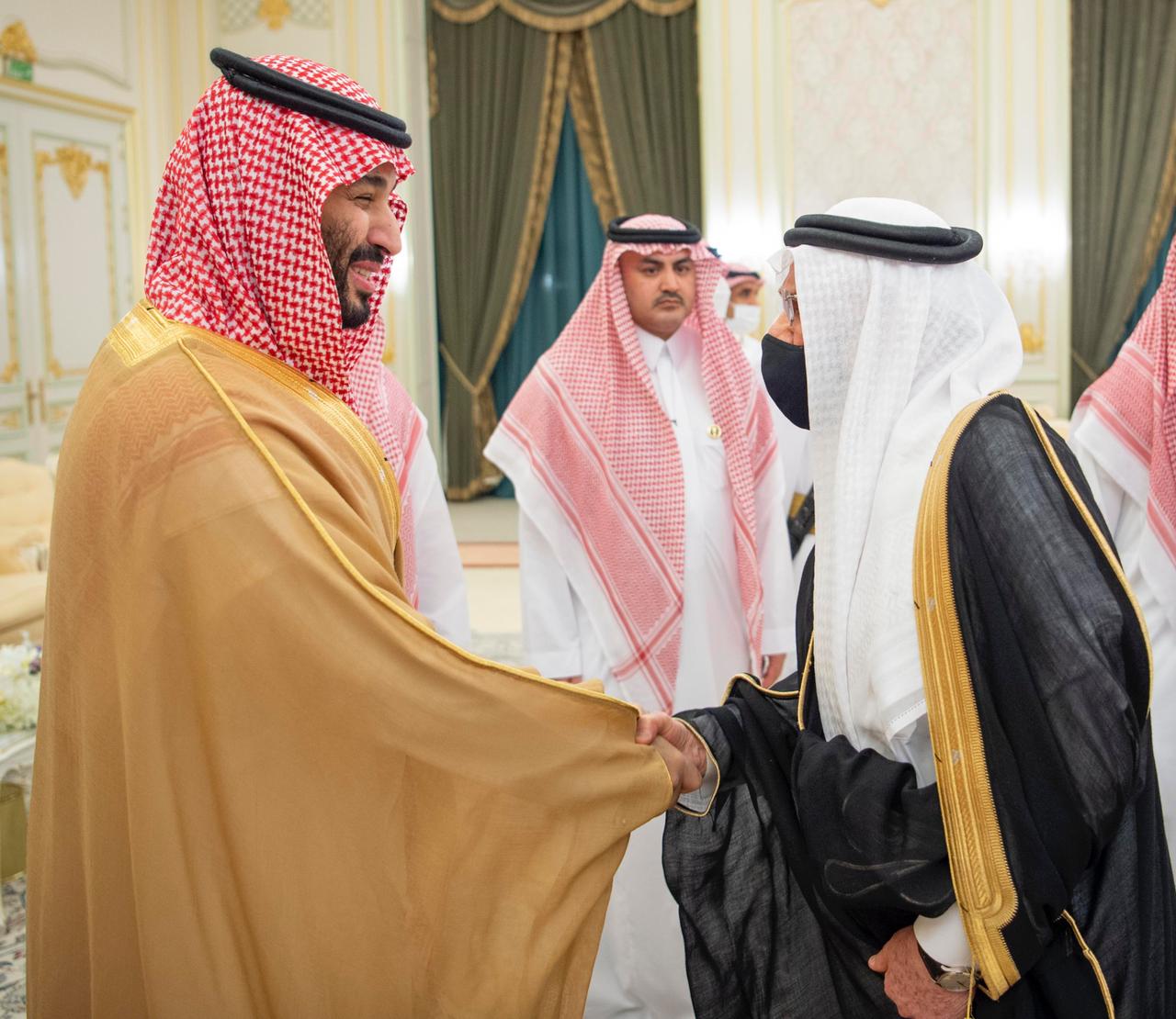 ولي العهد يستقبل علماء ومواطنين بالمدينة المنورة

