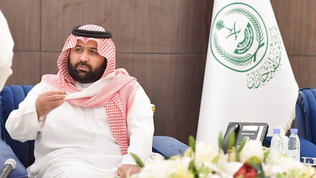 بالصور.. نائب أمير جازان يشارك الأيتام طعام الإفطار 
