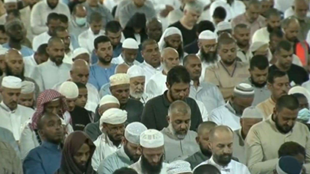 جموع غفيرة تؤدي صلاة التراويح في آخر ليلة من شهر ‎رمضان في المسجد الحرام 
