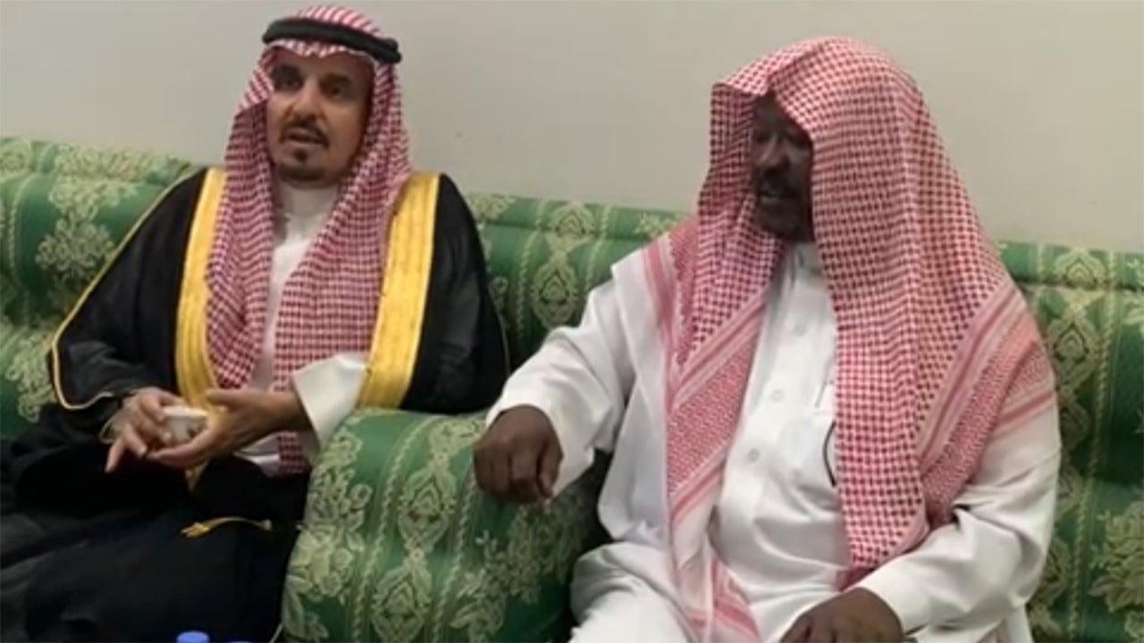 مُحافظ وادي الدواسر يقدم تعازيه في وفاة وكيل رقيب عمران العمران 
