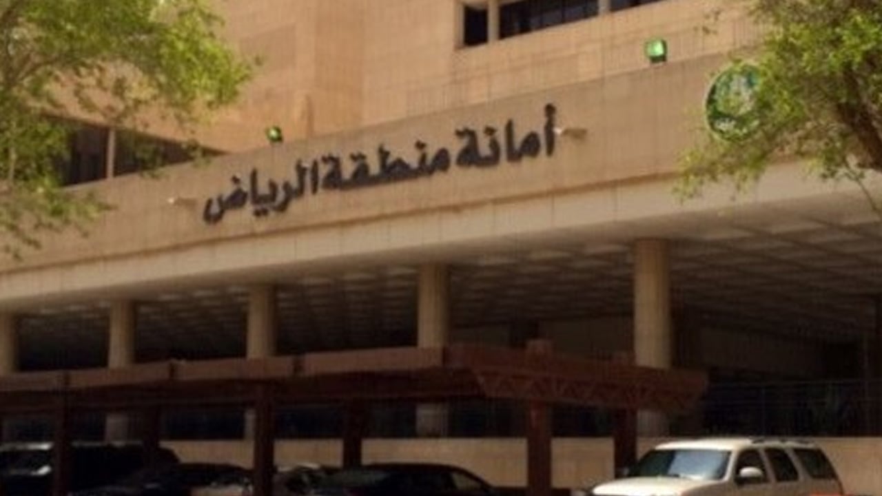 لحظة مداهمة عمالة مُخالفة امتهنت بيع أجهزة التكييف المُستعملة على أنها جديدة بالرياض
