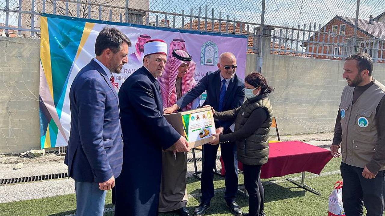 الشؤون الإسلامية توزع 450 سلة رمضانية في جمهورية كوسوفا