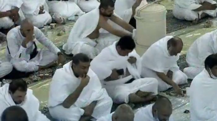 مقطع يوثق إفطار المعتمرين والمصلين بالمسجد الحرام في خامس أيام رمضان 

