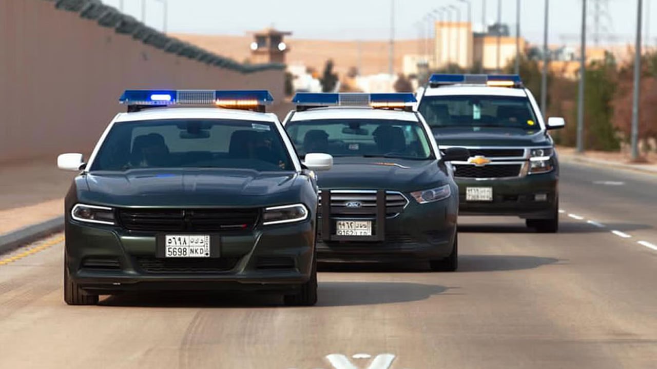 الإطاحة بـ 3 أشخاص لاعتدائهم على أجهزة «ساهر» وسرقة بطارياتها برفحاء
