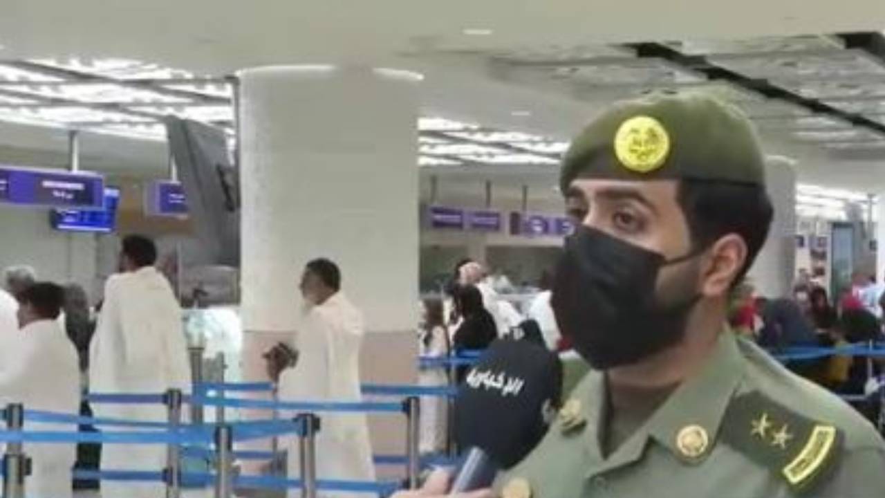 
ملازم بـ«الجوازات»: «عين الصقر» نكشف من خلاله عن وثائق القادمين عبر مطار الملك عبدالعزيز