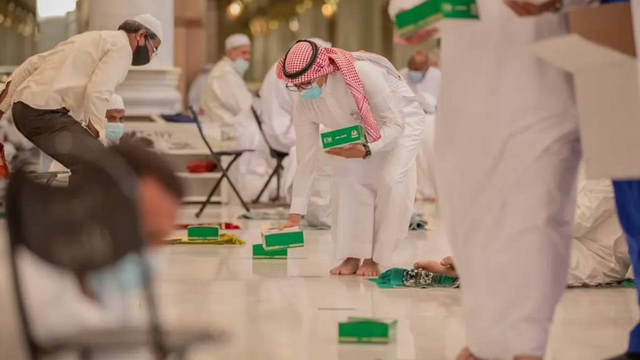 أجواء روحانية.. عودة موائد إفطار الصائمين لساحات المسجد الحرام 