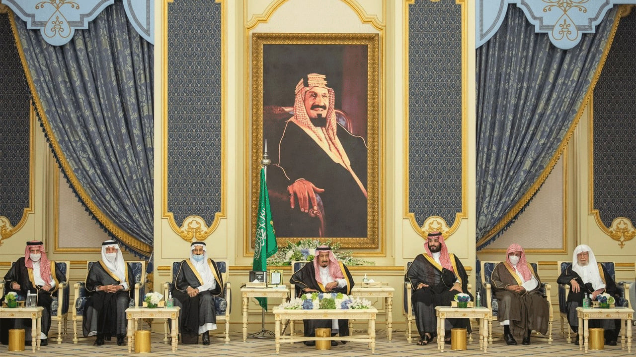 خادم الحرمين الشريفين يستقبل أصحاب السمو والفضيلة والمعالي وجمعاً من المواطنين
