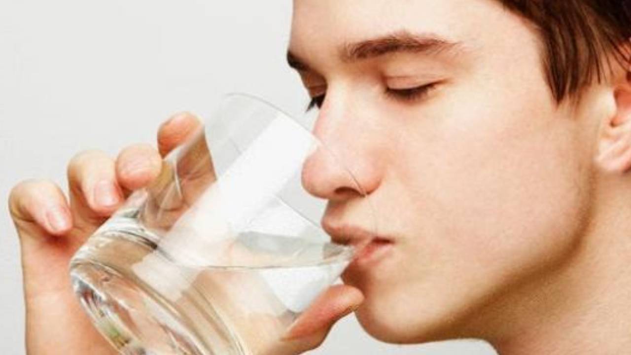 وزارة الصحة تُعدد 5 فوائد للجسم من شرب الماء  