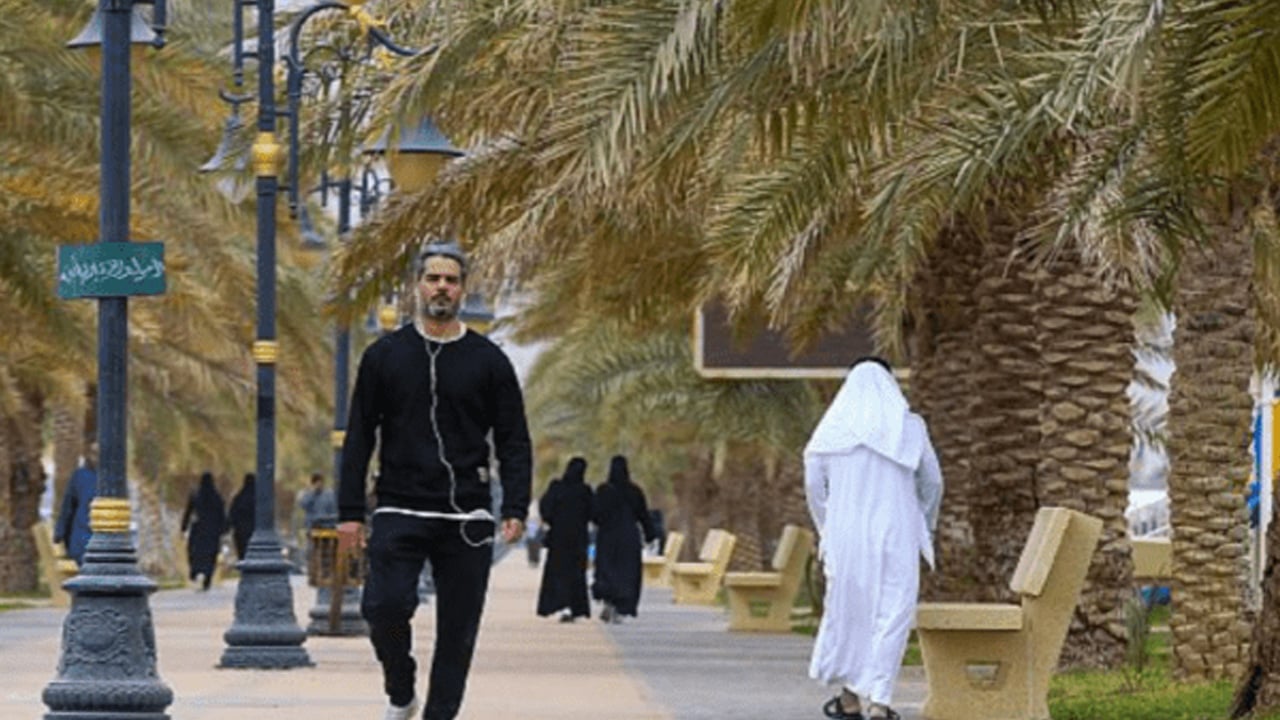الأجواء المعتدلة تستهوي أهالي عرعر لتناول الإفطار في المسطحات الخضراء
