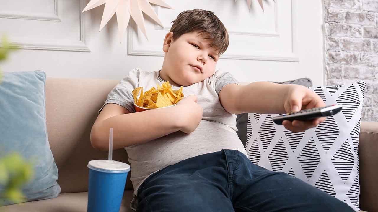 3 مخاطر للسِمنة على الأطفال.. وطريقة صحية للتخلص منها
