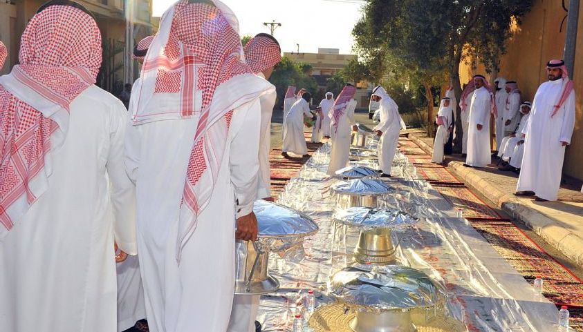 «ولائم الأحياء».. موائد شعبية في حائل بنكهات خاصة
