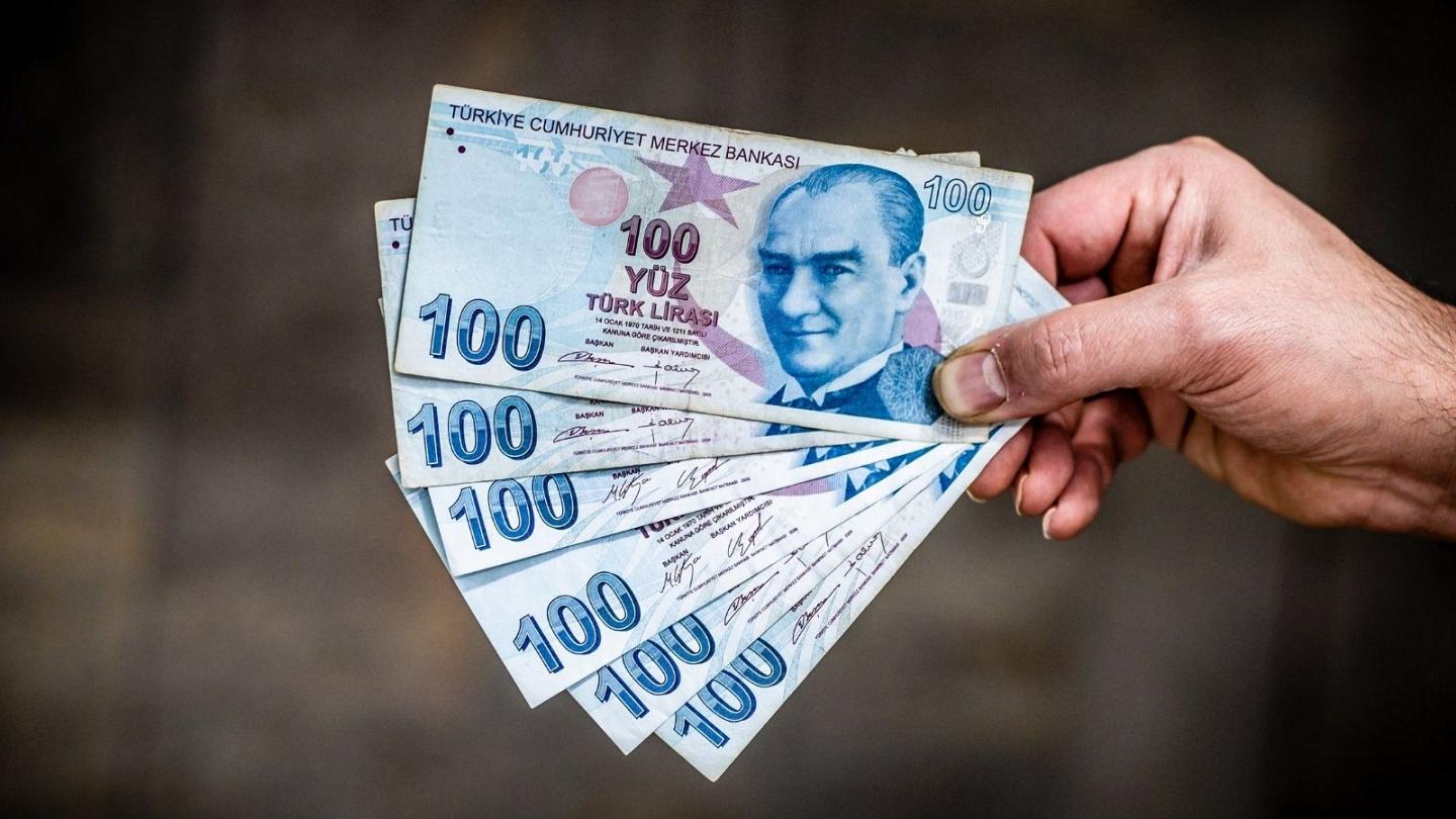 الليرة التركية تواصل خسائرها وتتجه لأدنى مستوياتها القياسية
