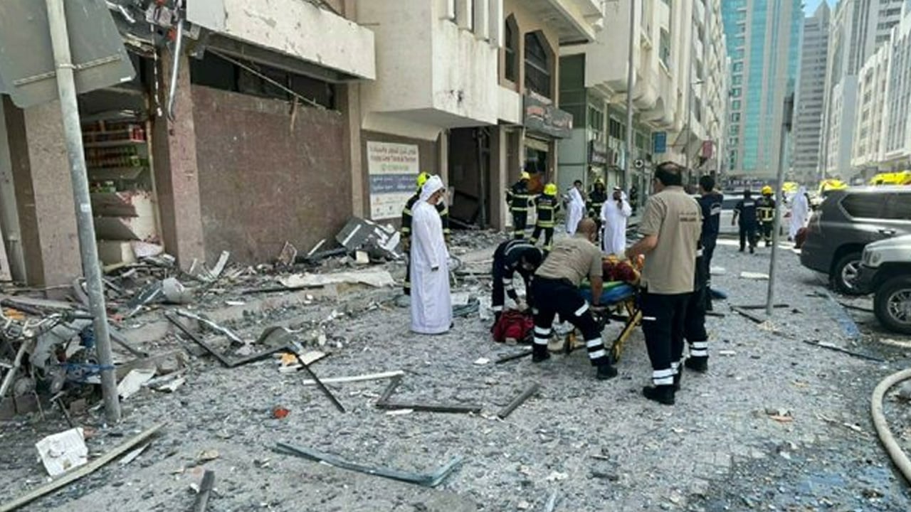 إصابات وأضرار مادية وإخلاء مبانٍ جراء انفجار اسطوانة غاز في مطعم بأبوظبي
