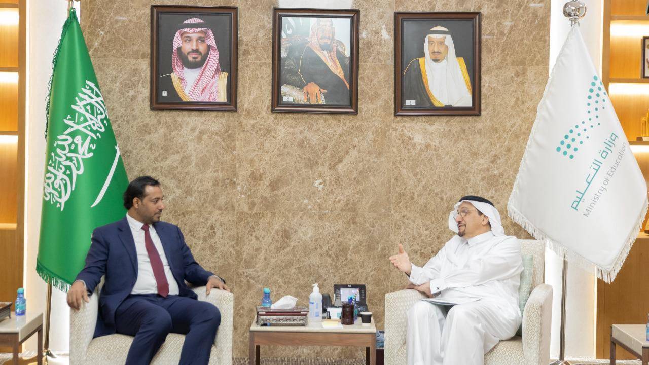 وزير التعليم يبحث ونظيره اليمني استثمار التقنيات الحديثة لمساعدة الطلبة اليمنيين